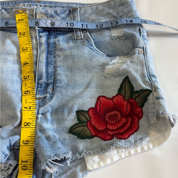 American Eagle Embroidered denim hi-rise short with red rose accent in size 8 - Picture 6 of 9